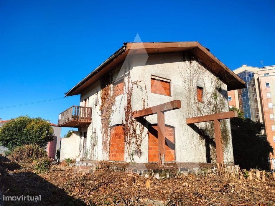 Moradia T4 e 2 lotes de terreno no centro de Albergaria-a-Velha!