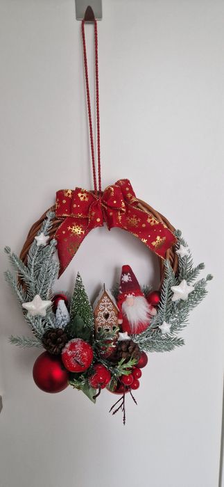 Ręcznie wykonany wianek świąteczny w stylu rustykalnym z kokardą, skrz