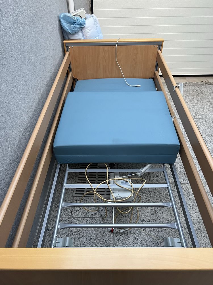 Cama articulada elétrica INVACARE, com colchão e comando