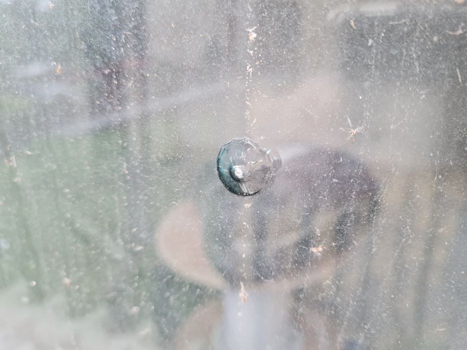 Okno z demontażu 141x141 z małym odpryskiem