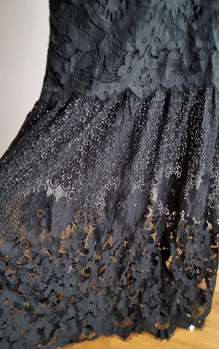 Czarna koronkowa wyszywana sukienka maxi Lipsy London