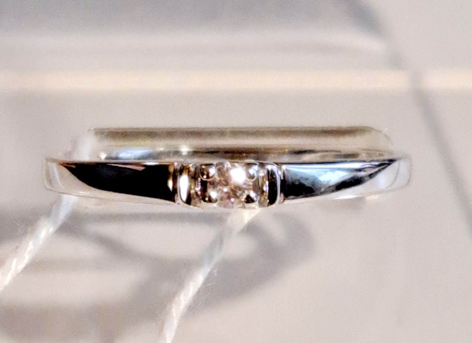 Золотое кольцо с бриллиантом. 1,5 грм
