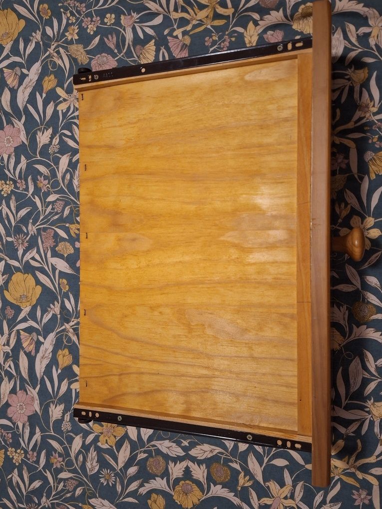 Mesa de cabeceira em pinho mel