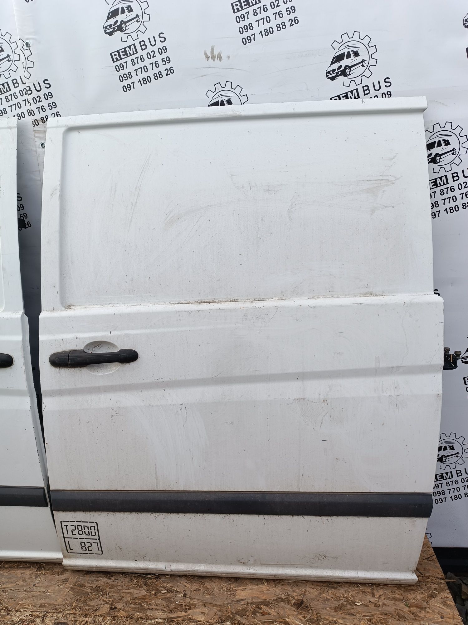 Білі бокові двері для Mercedes Vito w639 віто ручка замок