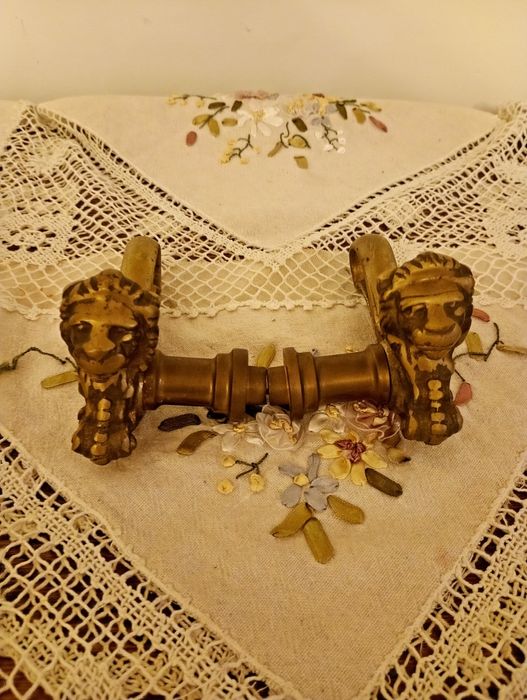 Klamki z motywem lwa