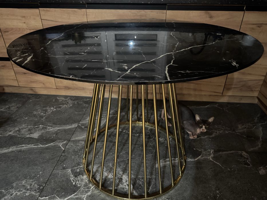 Okrągły stół na złotej nodze, do kuchni lub jadalni