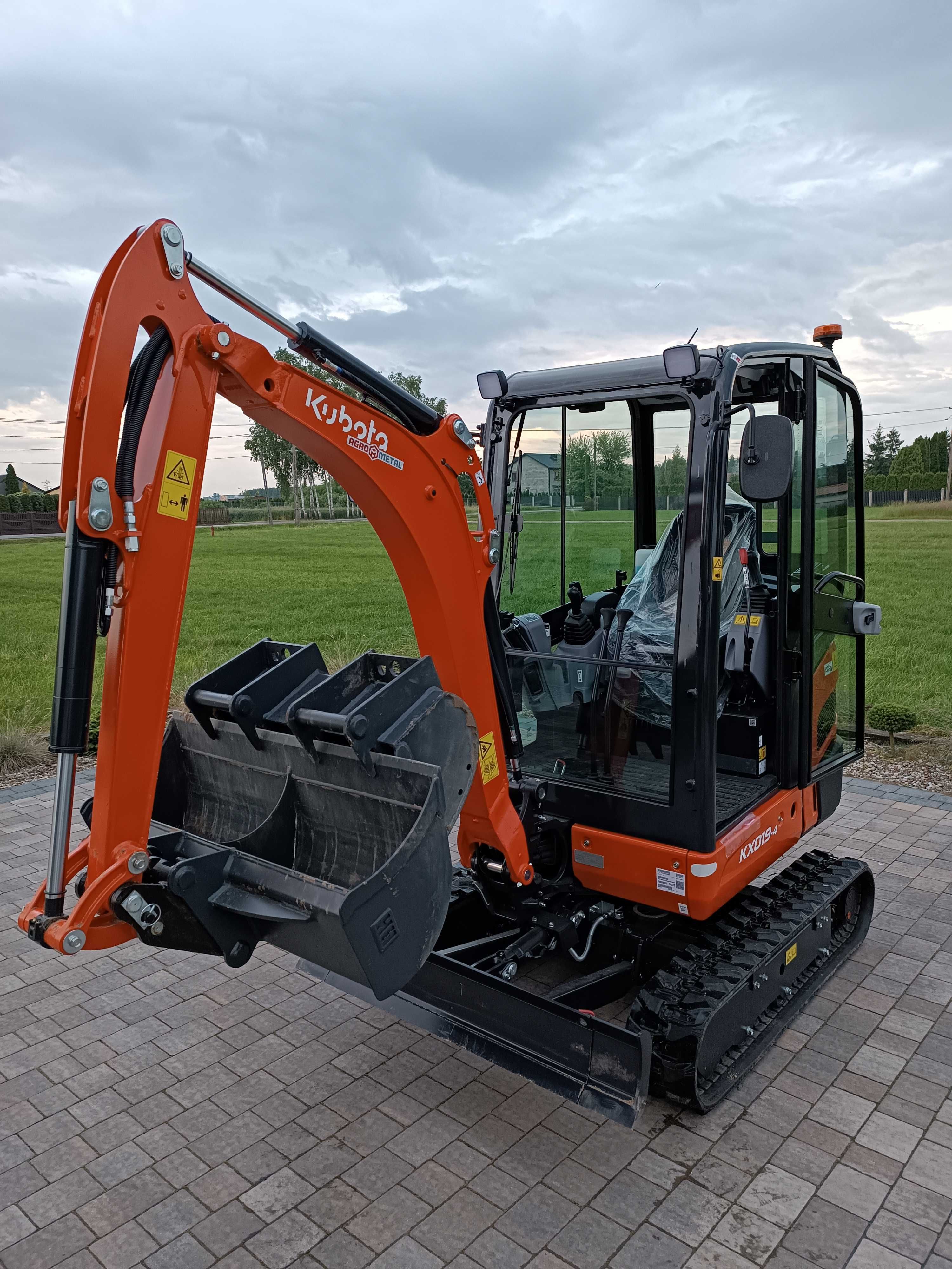 Wynajem minikoparka Kubota KX-019, Avant 423