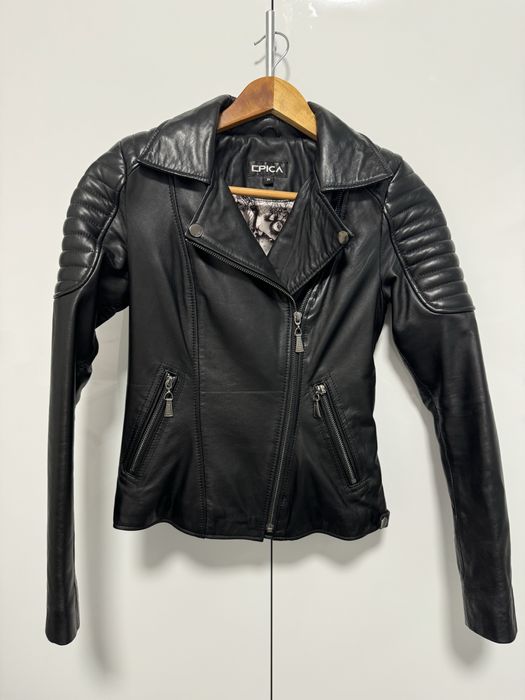 Жіноча шкіряна куртка