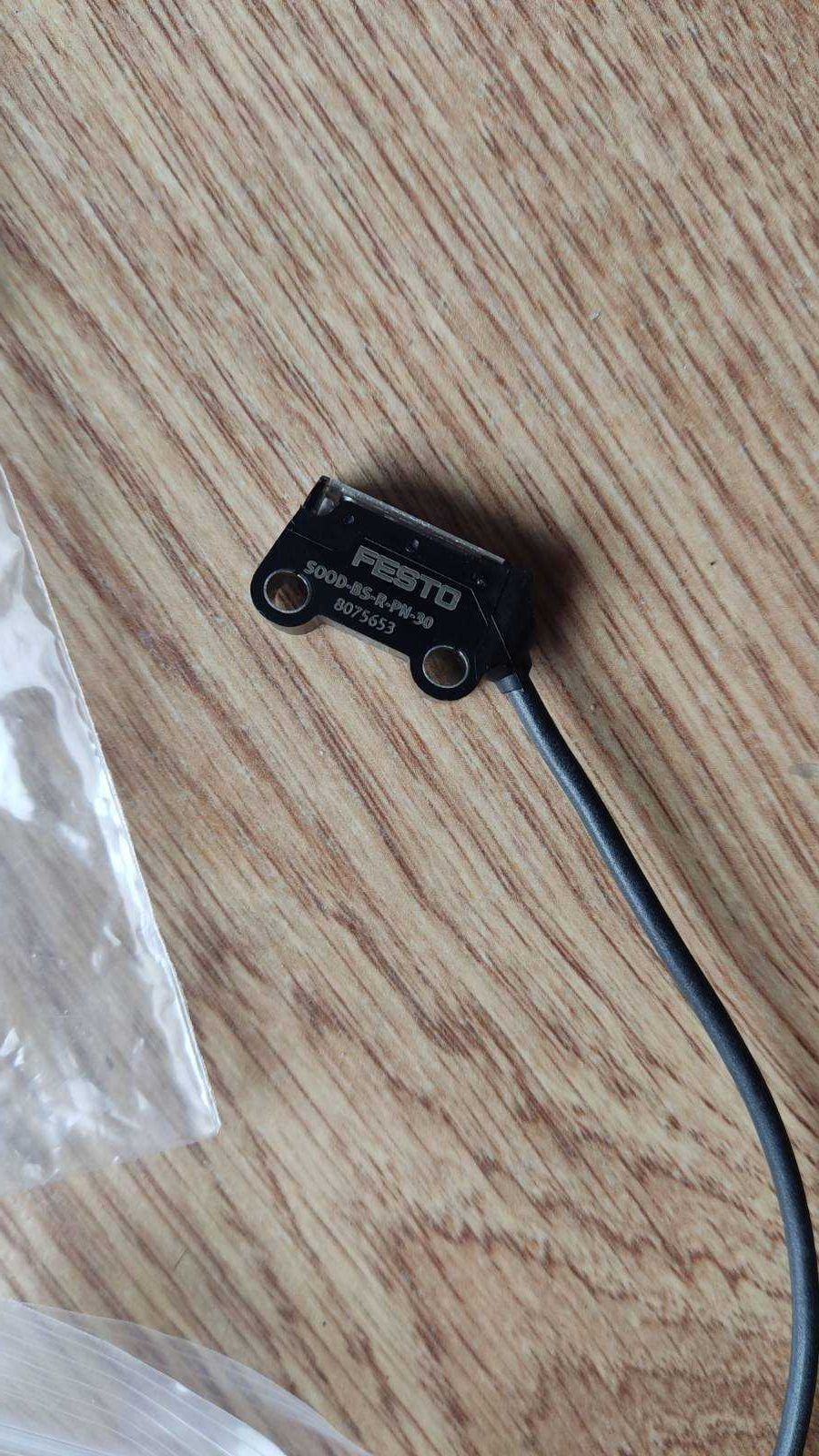 Czujnik optyczny odbiciowy S00D-BS-R-PN-30 2 sztuki Nowe