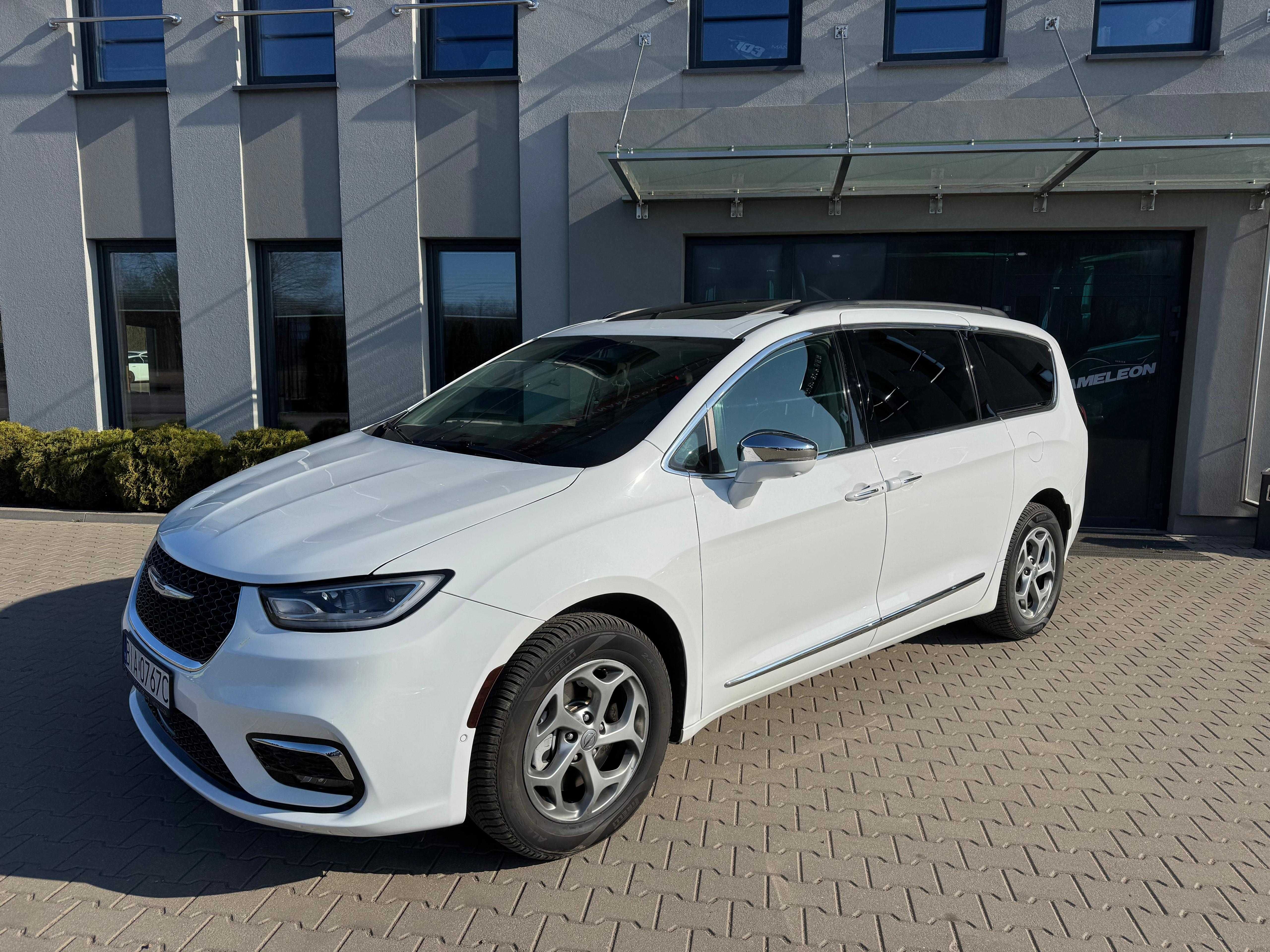 Wynajem Chrysler Pacifica Limited z gazem 4x4 BUS minivan 7 osobowy