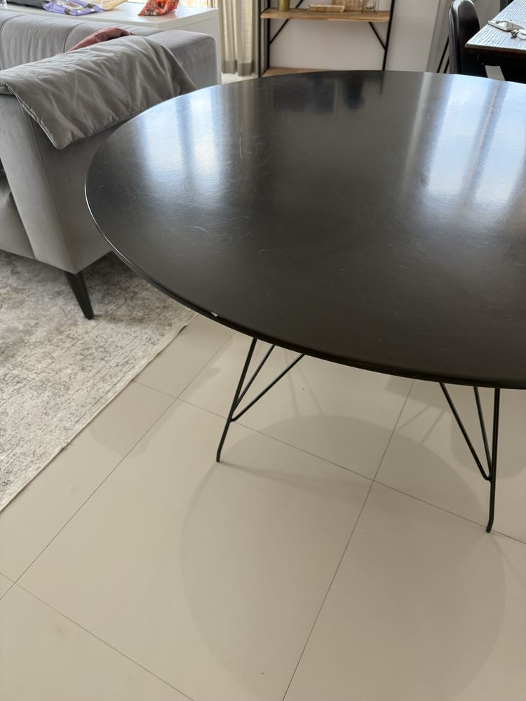 Mesa de jantar preta e pes metálicos