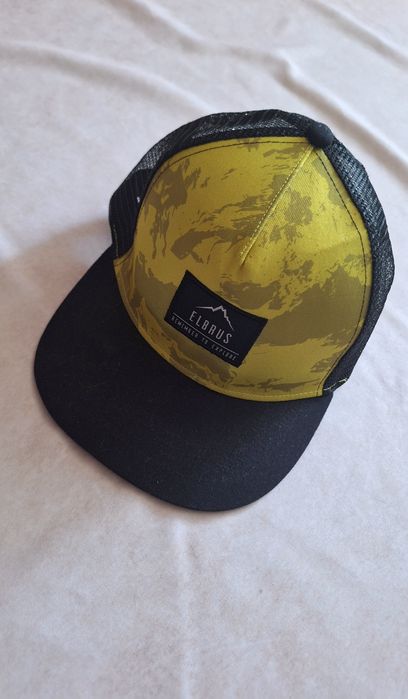 Czapka z daszkiem czarno żółta z siatka