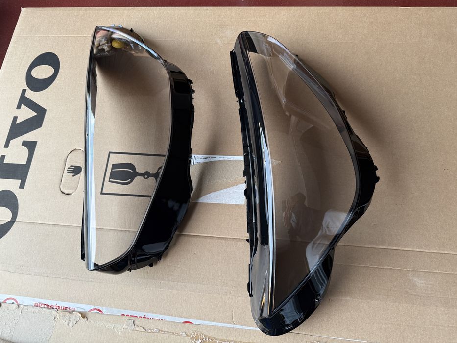 Скло фари Volvo XC40 C40 22-25рік
