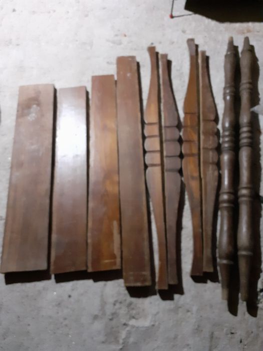 - Conjunto de 10 peças de madeira de castanho antigo.