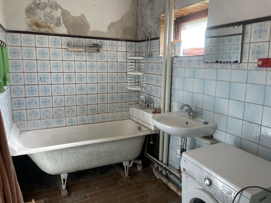 Продаж цегляного будинку, у центрі Хотова