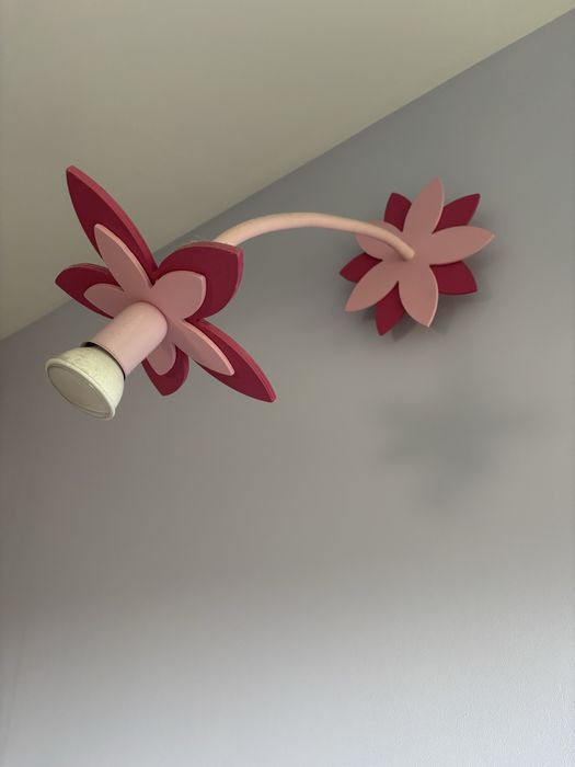 Żyrandol i kinkiet do pokoju dziewczynki