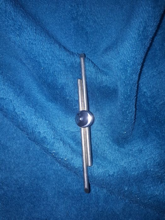 Broszka długa, w kolorze srebrnym