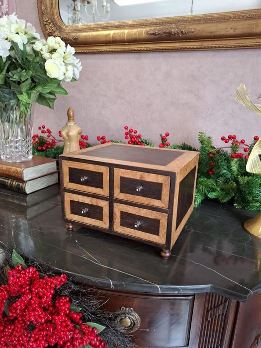 Contador em madeira nobre. Oferecemos a entrega na zona de Lisboa.