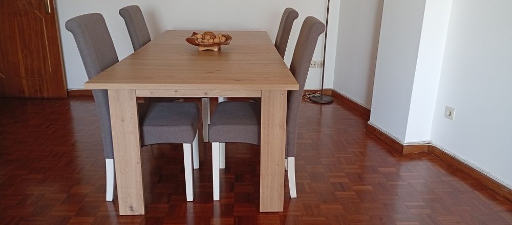 Mesa extensível e 4 cadeiras