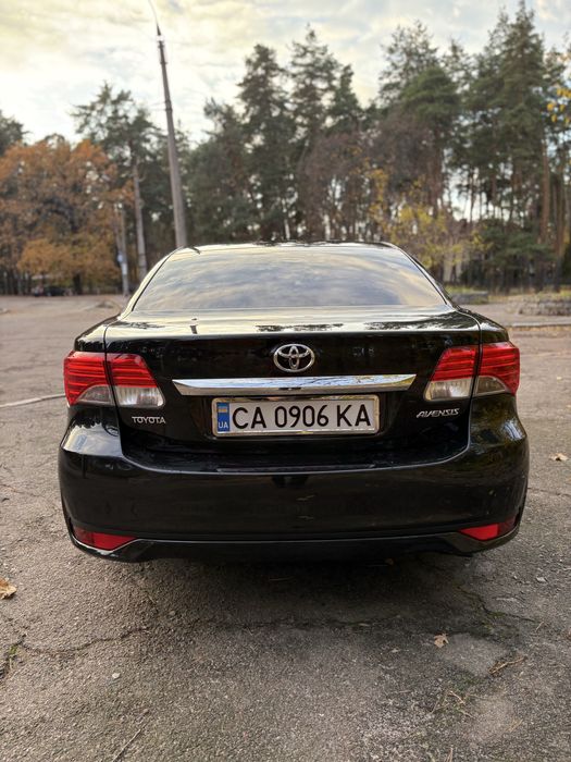 Toyota Avensis 2012 рік