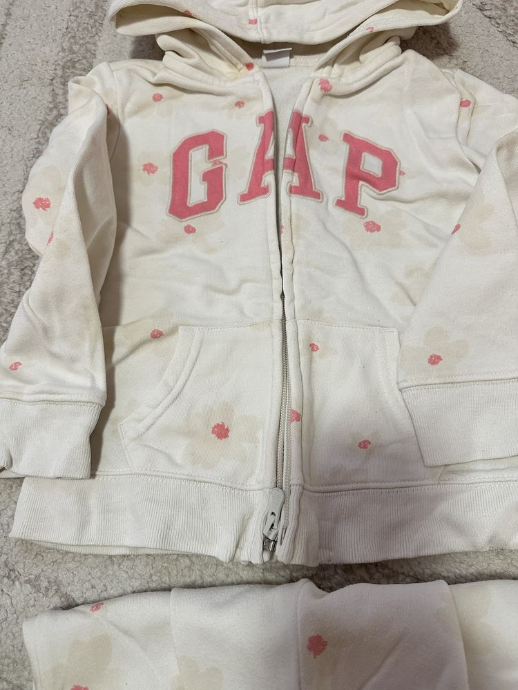 Костюм Gap.