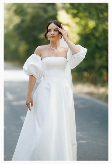 Весільна сукня з відкритими плечима