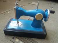 Продам детскую швейную машинку времён СССР