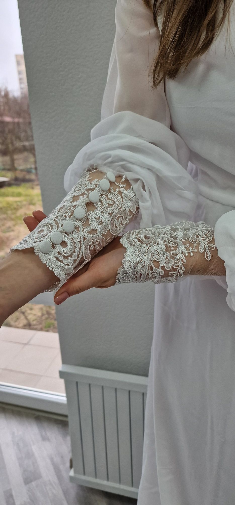 Біла святкова весільна сукня без шлейфа, мереживо
