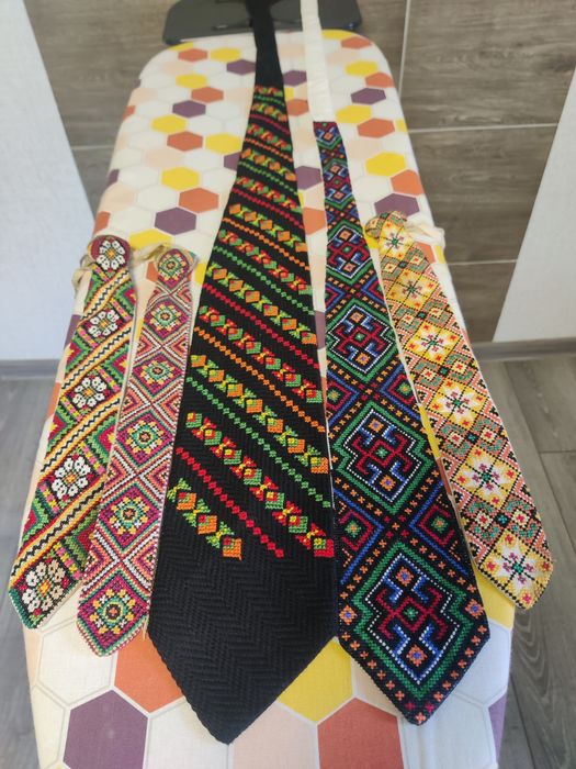 Продам давні вишиті рушники,штори, галстуки, заготовки на сорочки, нав