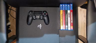 Konsola PlayStation 4 Pro 512GB SSD (cuh-7216b) + pad + 5 szt. gier