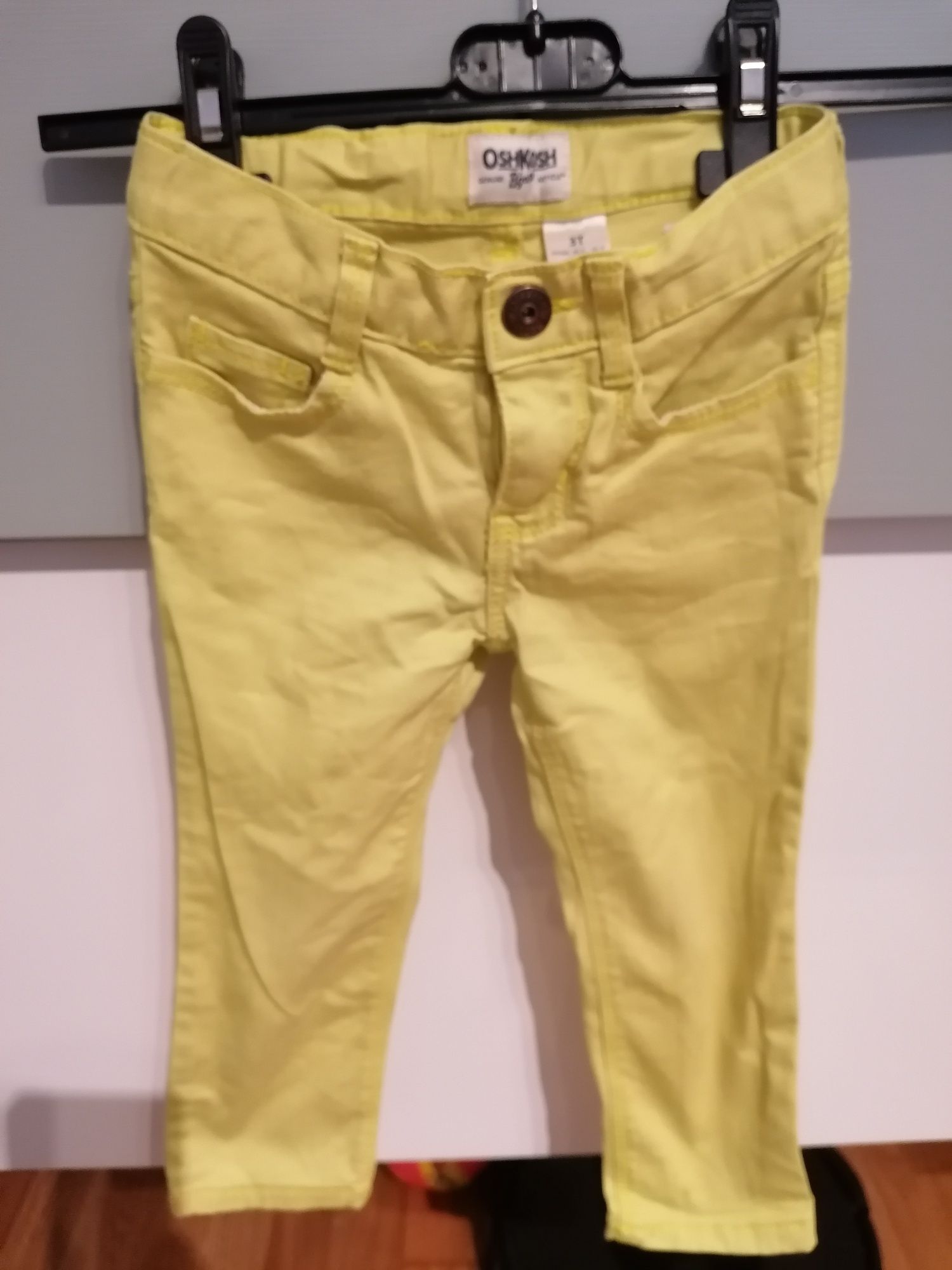 Jeans em amarelo para menina  - Oshkosh tamanho 3 anos