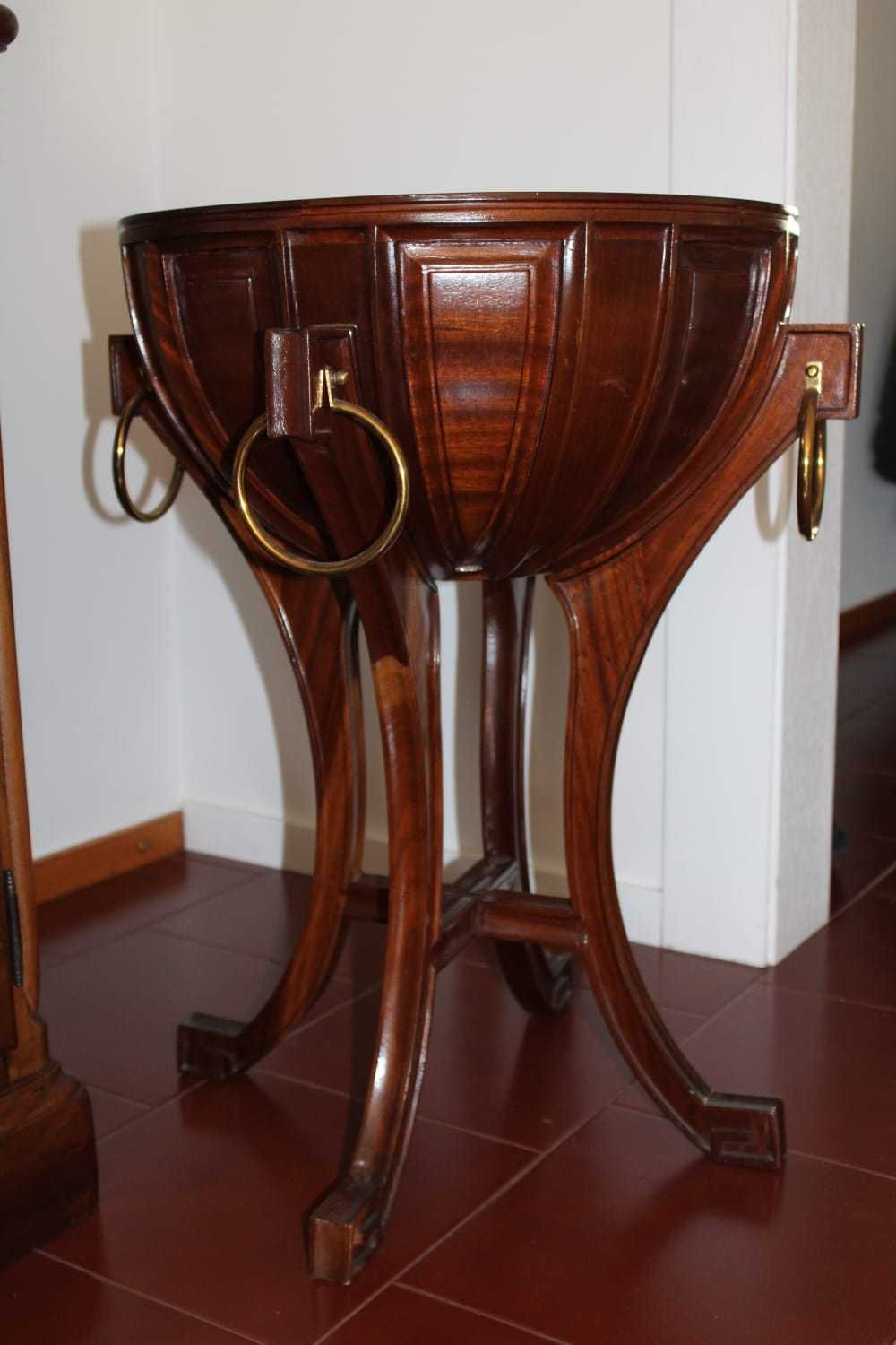 Cachepot Clássico em Madeira e Metal Dourado