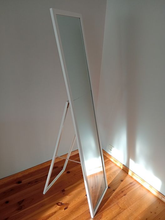 Lustro stojąca pęknięte