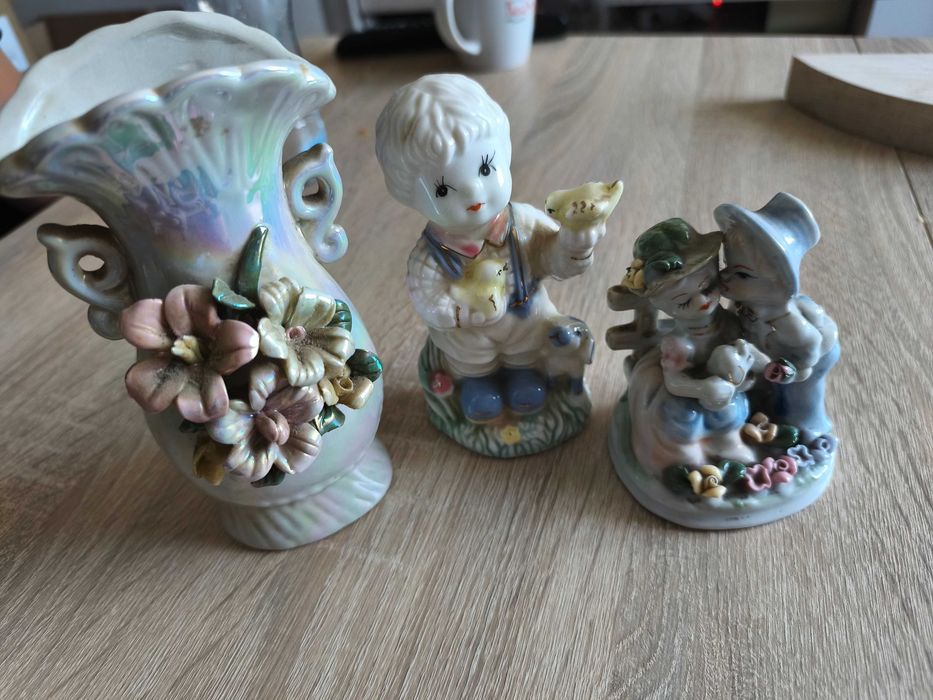 Porcelanowe figurki i wazon