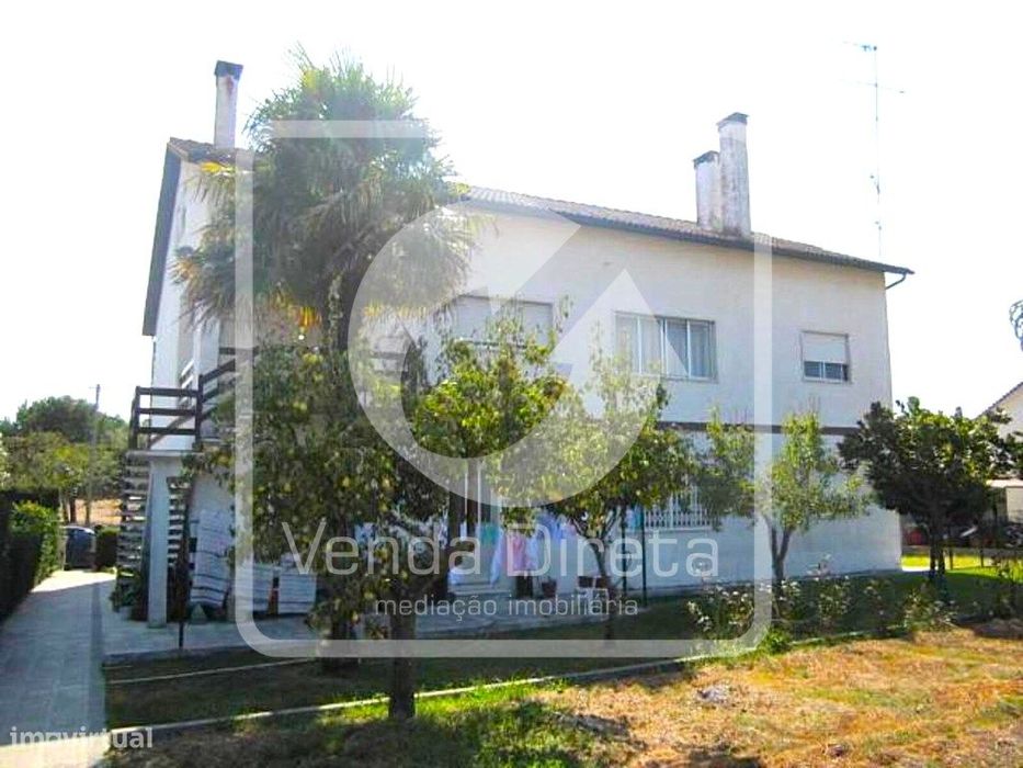 Moradia T8, bi-familiar, em Montalvo, Constância.