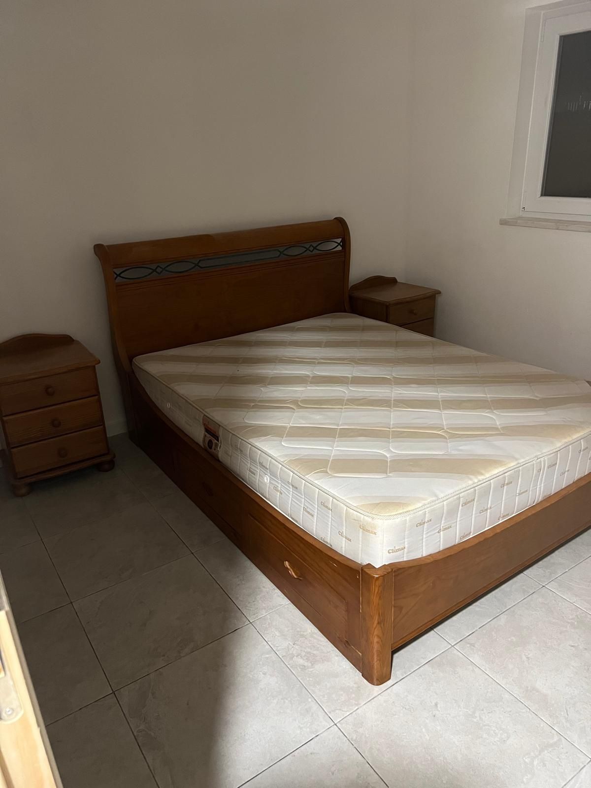 Alugo quarto  solteiro ou casal