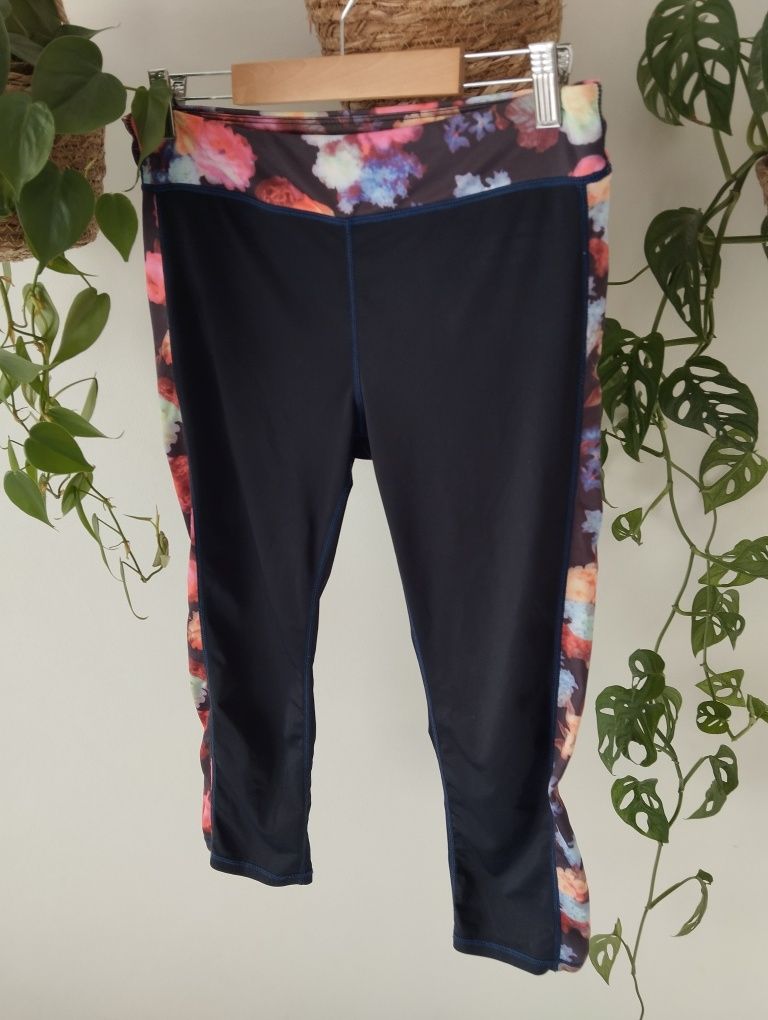 Legginsy sportowe, treningowe, do biegania 3/4 czarne, w kwiaty r. L 4