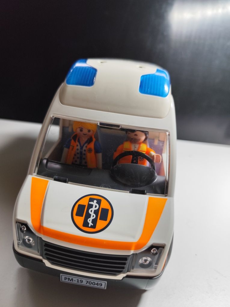 Playmobil zestaw karetka ze światłami 70049 ambulans