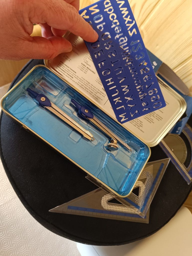 Conjunto de 2 compassos Staedtler com transferidor e 2 esquadros