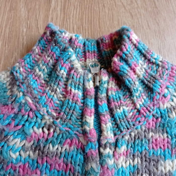 5.10.15. Sweter kardigan gruby ze srebrną nitką wielokolorowy r 134cm