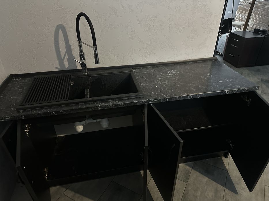 Кухня , мийка,кран. Довжина 2 м.