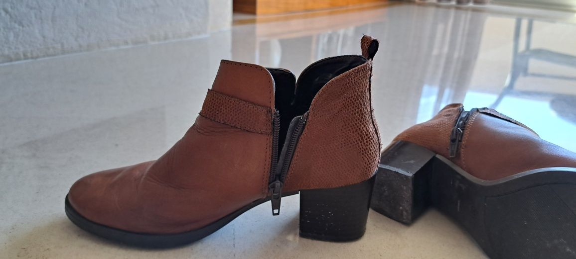 Botins em pele camel