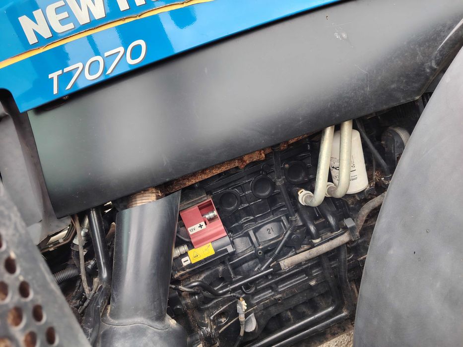 трактор New Holland 7070