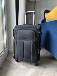 Czarna pojemna walizka na czterech kółkach peterson amsterdam