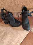 Czarne botki klamry new look 37 cut out