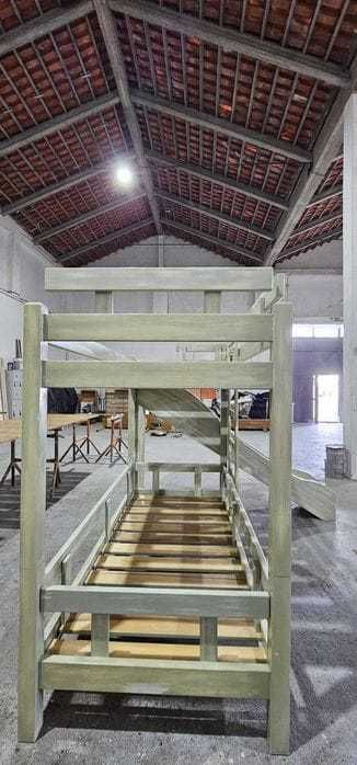 Beliche em madeira com escorrega