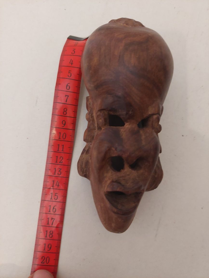 Pequena escultura africana em madeira
