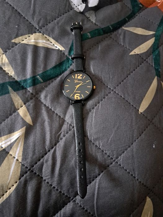 czarny zegarek damski Geneva