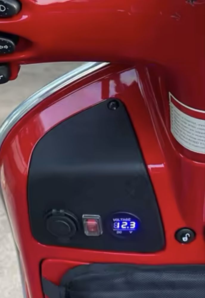 Vespa gts panel ładowarka usb, voltomierz, bezpiecznkk