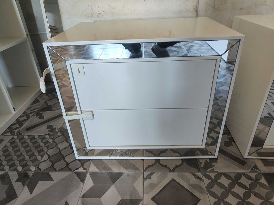 Cabeceira de cama casal e mesas cabeceira